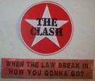 Moralmärke Strip The Clash Guns of Brixton med kardborre