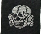 Feldmützenabzeichen BeVo silber Waffen Totenkopf